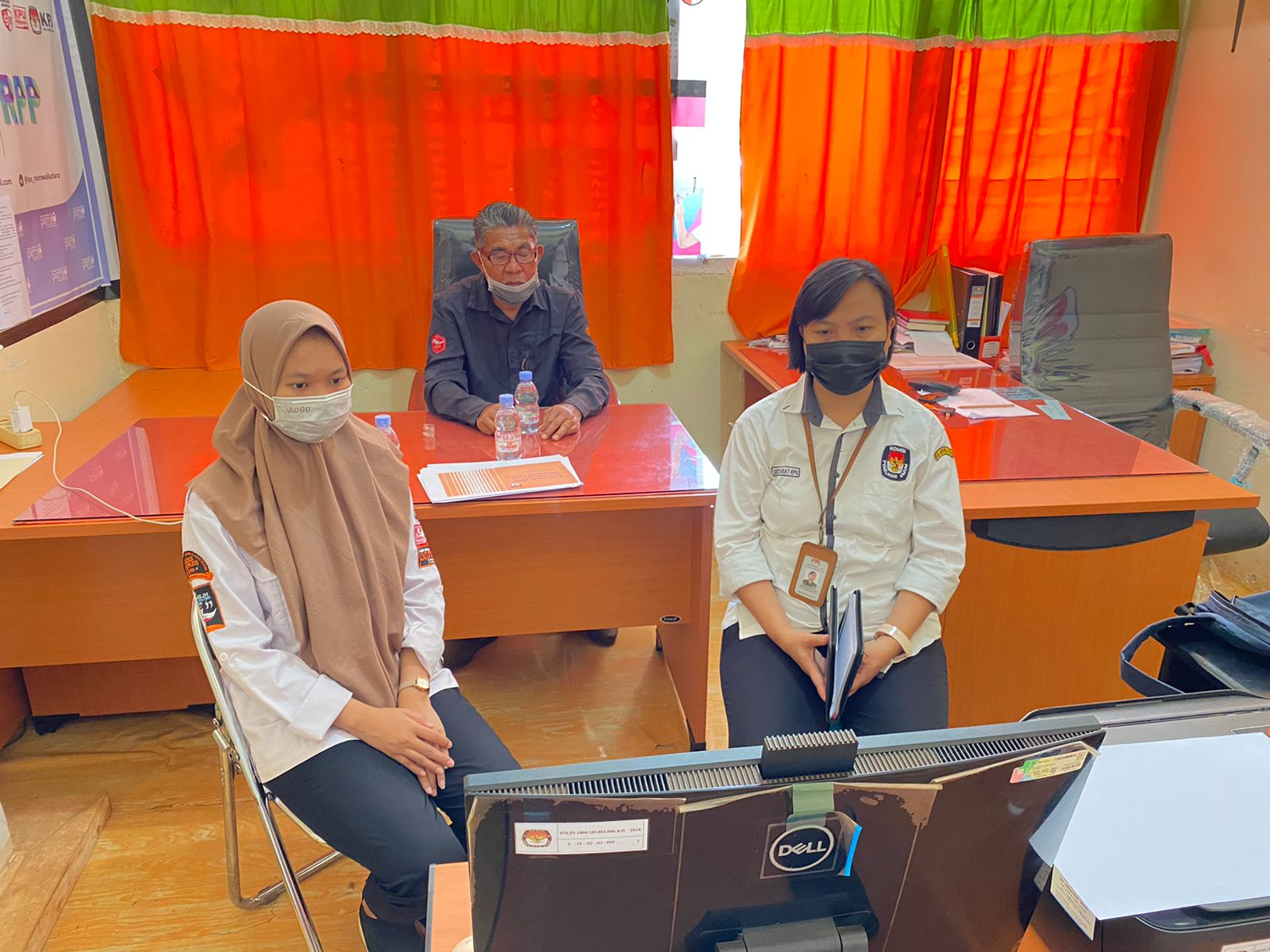 Tim JDIH KPU Kabupaten Morowali Utara mengikuti kegiatan “RAPAT EVALUASI JDIH TRIWULAN III TAHUN 2021 KPU KABUPATEN/KOTA SE SULAWESI TENGAH”